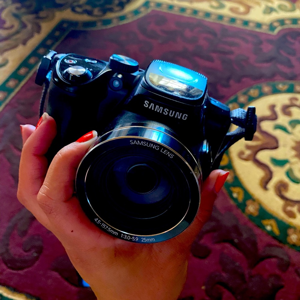 Working Samsung camera will send the carry bag too